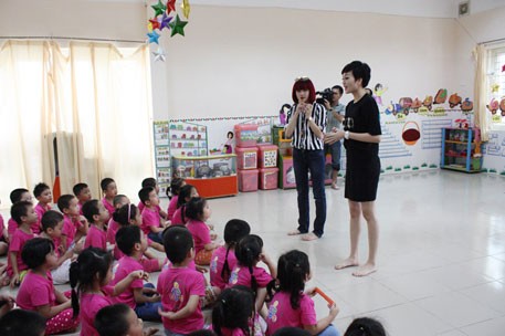 Trong chương trình Sao Online số 2 sẽ phát sóng vào tối chủ nhật 29/9, Thiều Bảo Trang và Thiều Bảo Trâm sẽ được trải nghiệm làm cô nuôi dạy trẻ